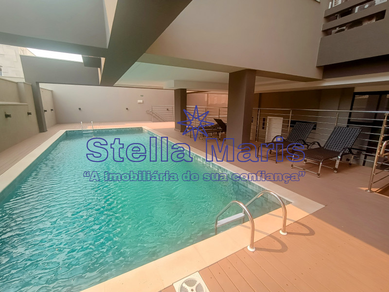 PISCINA COM DECK MOLHADO