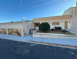 Casa para locação 300m² com 3 quartos em Dracena-SP